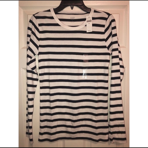 GAP Tops - NWT Gap Favorite long sleeved shirt sz M